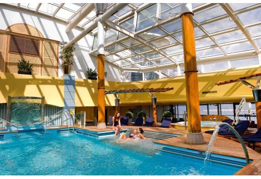 Piscina cubierta del Solarium del Celebrity Summit